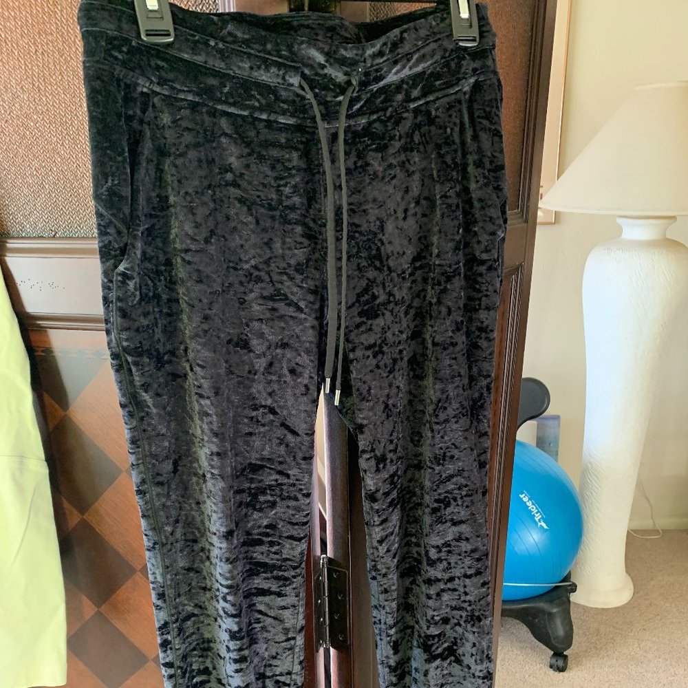 Lululemon Athletica Size 8 Crushed Velvet Black Joggers